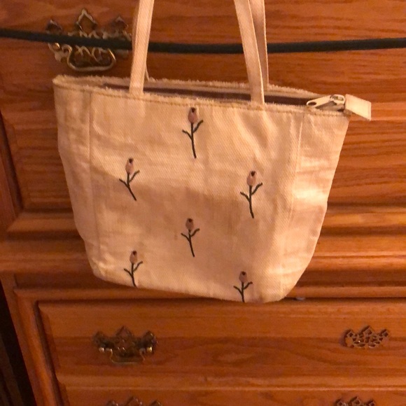 FLOWERED STRAW PURSE - Picture 1 of 3